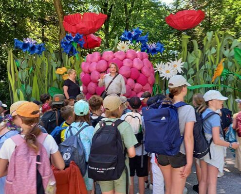 Herr Horneber erklärt den Kindern die Arbeit an der Freilichtbühne.