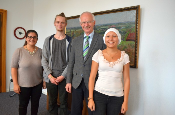 SOR-Gruppe (Jene Karbro, Felix von dem Borne, Angela Han) bei Bürgermeister Heinz Oehmann